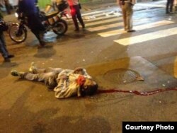 Cadáver de un manifestante asesinado en el sector caraqueño de Chacao el 12-F.