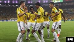 Los jugadores de Colombia celebran su victoria ante Uruguay, en el Estadio Maracaná de Río de Janeiro, Brasil, hoy 28 de junio de 2014.