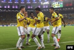 Los jugadores de Colombia celebran su victoria ante Uruguay, en el Estadio Maracaná de Río de Janeiro, Brasil, hoy 28 de junio de 2014.