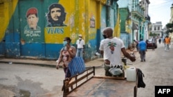 Cubanos recorren las calles de la capital con máscaras para protegerse del contagio
