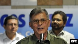 El jefe guerrillero de las FARC Rodrigo Granda (c), alias "Ricardo Téllez", acompañado de Luciano Marín (d), alias "Iván Márquez", y Jorge Torres Victoria (i), alias "Pablo Catatumbo", da declaraciones a la prensa en La Habana.