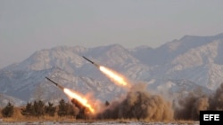 Imagen sin fechar facilitada por la agencia norcoreana KCNA que muestra el lanzamiento de misiles.