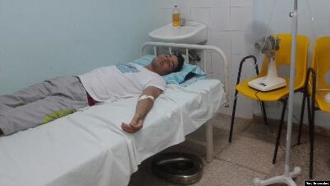 Carlos Amel Oliva recibe atención médica. (Foto vía Twitter)