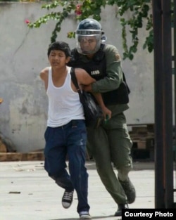 Aun los menores de edad son objeto de torturas y maltratos por parte de las fuerzas represivas de Nicolás Maduro.