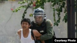 Aun los menores de edad son objeto de torturas y maltratos por parte de las fuerzas represivas de Nicolás Maduro.