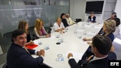  Fotografía facilitada por el Partido Popular (PP) del secretario ejecutivo de Relaciones Internacionales de este partido, José Ramón García Hernández (i), junto a representantes de la sociedad civil cubana.