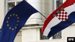 Una bandera croata (dcha) y otra de la Unión Europea (izda) ondean en un edificio del gobierno en Zagreb (Croacia) .