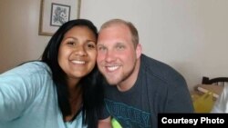 Joshua Holt y su esposa ecuatoriano-venezolana Thamara Caleño