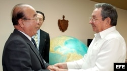 En 2009 el general Raúl Castro (d) recibe y toma de las manos al ministro de Relaciones Exteriores de Corea del Norte, Pak Ui Chun (i).