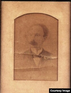 Fotografía de José Martí regalada por éste a Tomasa Figueredo en 1892.