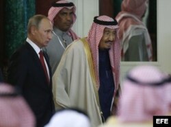 El presidente ruso, Vladímir Putin (i), y el rey de Arabia Saudí, Salman bin Abdelaziz.