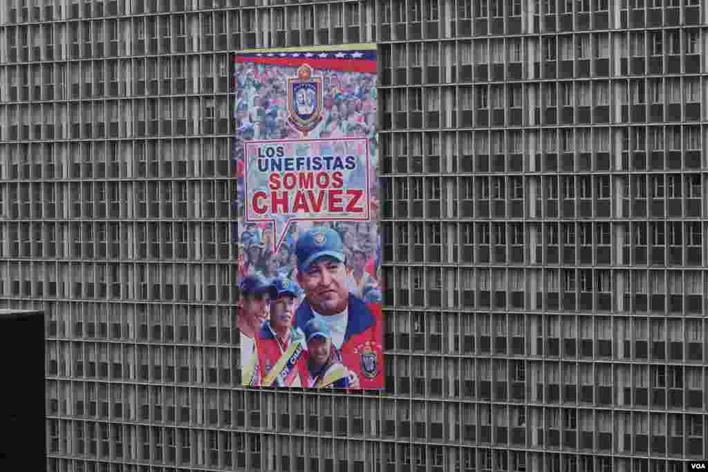 Afiche gigante de Chávez