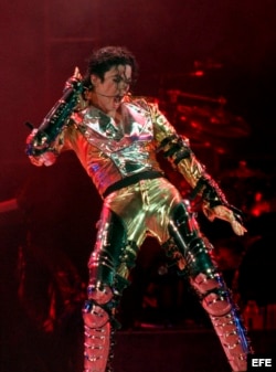1/8/1997.- El cantante estadounidense Michael Jackson durante el primer concierto de su gira "HiStory" en Praga, República checa.