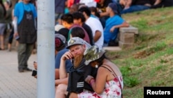 Asistentes al Festival de Ajo en Gilroy, California, cerca de la escena donde tuvo lugar el tiroteo. 