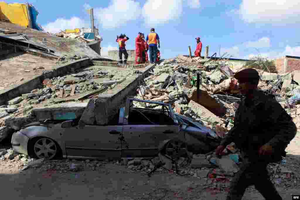 Organismos de rescate verifican la estructura de un hotel que se desplomó hoy, lunes 18 de abril de 2016, tras un fuerte sismo de 7,8 grados que sacudió al país en la zona hotelera de Tarqui en Manta (Ecuador).