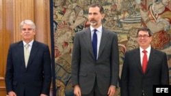 El rey Felipe VI, el canciller cubano Bruno Rodríguez Parrilla (der.) y el ministro español de Asuntos Exteriores, Alfonso Dastis (izq.) en audiencia concedida por el Rey en el Palacio de La Zarzuela el 17 de abril de 2017.