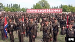 Soldados de Corea del Norte reunidos en uno de los sitios de batalla de la Guerra de Corea (1950-53)