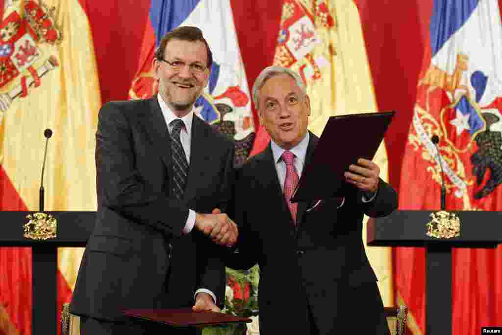 El presidente de España, Mariano Rajoy, da la mano al presidente de Chile, Sebastián Piñera, tras la firma de acuerdos bilaterales en Palacio Presidencial de la Moneda durante la CELAC-UE. 