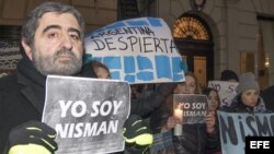 El rabino Alberto Zellicovich (i) sostiene una pancarta donde se lee "Yo soy Nisman" (18 de febrero, 2015).