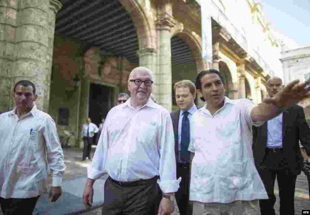 El ministro de Exteriores alemán, Frank-Walter Steinmeier (c), escucha los comentarios de su guía turístico, Michael Sánchez Gonzales, durante su visita a la Habana Vieja.