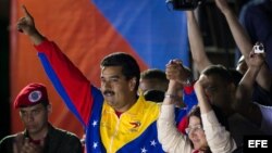  El presidente encargado y ganador de los comicios de en Venezuela, Nicolás Maduro, saluda a los seguidores hoy, domingo 14 de abril de 2013, en Caracas, donde defendió su triunfo en las presidenciales para elegir al sucesor del fallecido gobernante Hugo 