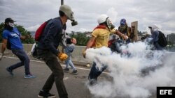 Manifestantes opositores se enfrenten a la Guardia Nacional Bolivariana (GNB).