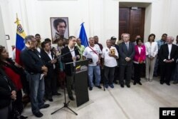 El vicepresidente de Venezuela, Jorge Arreaza (c), habla hoy, jueves 24 de abril de 2014.