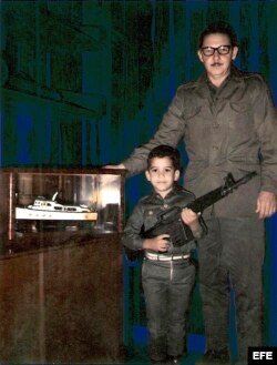 Retrato de Juan Juan Almeida, hijo del comandante y vicepresidente de Cuba Juan Almeida, a la edad de cinco años, acompañado de Raúl Castro.