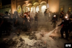La policía apaga una hoguera, encendida por los manifestantes contra la elección de Donald Trump a las puertas del Ayuntamiento de Los Ángeles, California.
