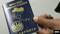 Ciudadanos salvadoreños que viven en EEUU ya no podrán reinscribirse en TPS. (Archivo)