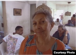 Redacción de Cuba Press, año 2000: En primer plano Tania Quintero; detrás, Raúl Rivero (d) e Iván García.