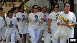 HAB15. LA HABANA (CUBA), 14/03/08.- Las Damas de Blanco, esposas y familiares de disidentes encarcelados marchan hoy, 14 de marzo de 2008, en La Habana durante el quinto aniversario de las detenciones de 75 opositores, de los cuales 55 permanecen actualme