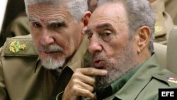 El comandante cubano Ramiro Valdés junto a Fidel Castro. 