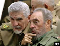 El comandante cubano Ramiro Valdés junto a Fidel Castro.