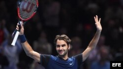 Federer celebra su triunfo sobre Wawrinka.