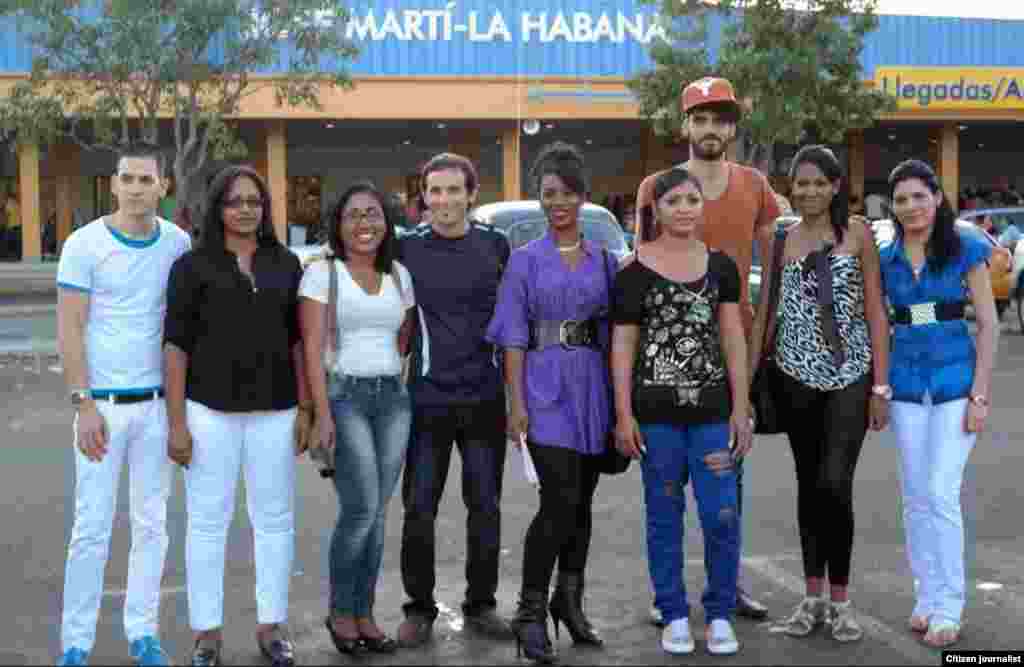 Jóvenes activistas cubanos en al Aeropuerto José Martí a punto de partir hacia sus estudios en EE.UU. Tomada del Twitter de Iván Hernández Carrillo.
