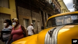 Transeúntes con mascarillas protectoras en una calle de La Habana. (AP/Ramón Espinosa)