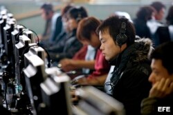 Ciudadanos chinos navegan por Intenet en un cibercafé de Pekín.