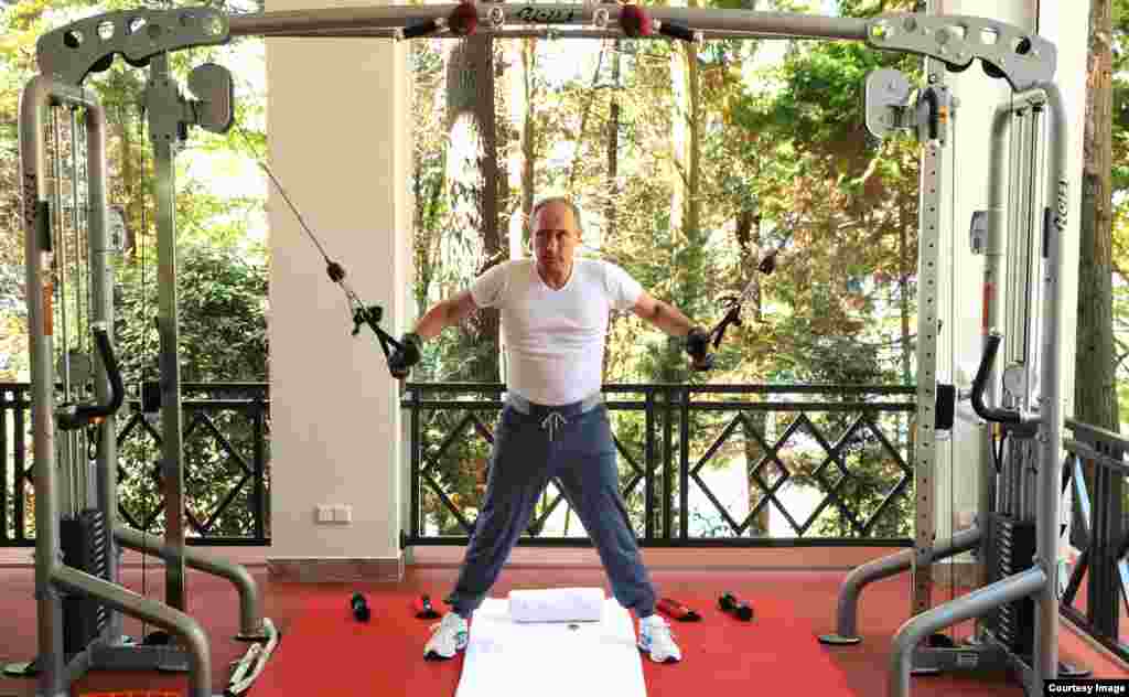 Putin haciendo ejercicios en una de las terrazas de la residencial presidencial.