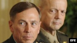 El general David Petraeus (i).