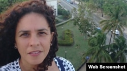 Yania Suárez, periodista cubana (Foto tomada de su perfil de Facebook).