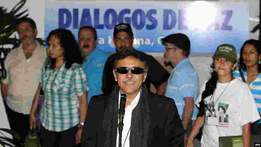 El miembro del Estado Mayor de las FARC Seuxis Paucias Hern&aacute;ndez Solarte, alias &quot;Jes&uacute;s Santrich&quot;, ofrece declaraciones a la prensa hoy, martes 20 de noviembre, a su llegada Palacio de las Convenciones .