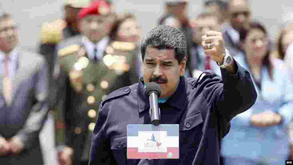 El presidente de Venezuela, Nicolás Maduro, habla a su llegada al aeropuerto Panamá Pacífico.