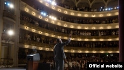 El presidente Barack Obama saluda a los presentes en el Gran Teatro de La Habana, donde pronunció su discurso en Cuba (White House)