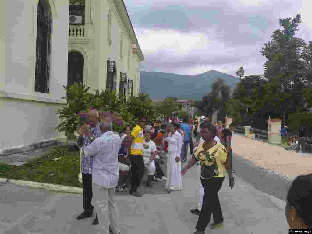 Feligreses a la espera del inicio de la misa en el Santuario el Cobre/ Cortesía UNPACU.