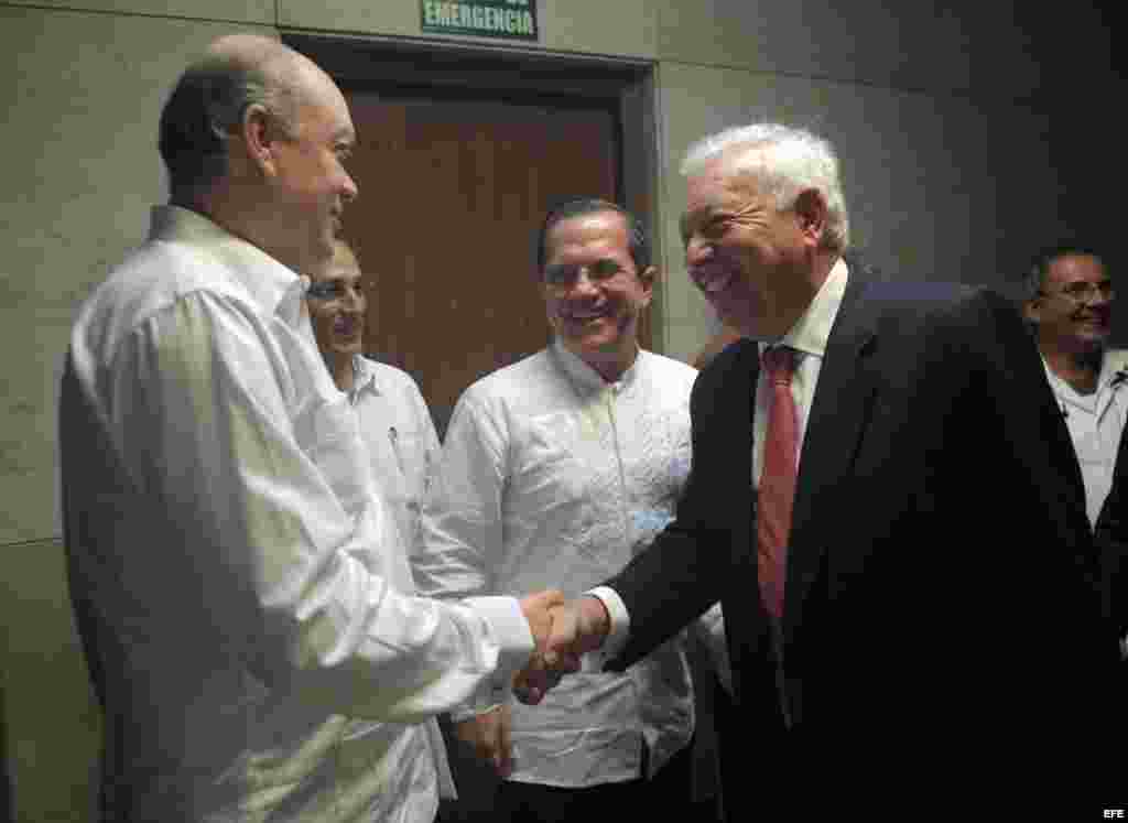  El ministro español de Asuntos Exteriores, José Manuel García-Margallo (d), saluda al ministro de Comercio Exterior de Cuba, Rodrigo Marmierca (i)..