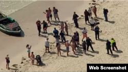 Los balseros fueron recogidos por agentes de Migración en Miami Beach.