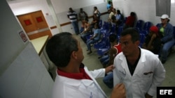 Dos médicos cubanos conversan en el Centro Integral de Diagnóstico del programa sanitario "Barrio Adentro" en Venezuela.