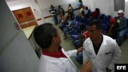 ARCHIVO. Dos médicos cubanos conversan en el Centro Integral de Diagnóstico del programa sanitario "Barrio Adentro".