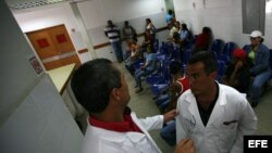 Dos médicos cubanos conversan en el Centro Integral de Diagnóstico del programa sanitario "Barrio Adentro".